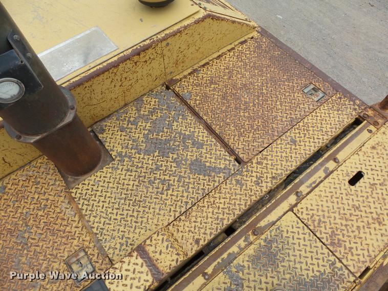 image for item DB0141 1999 Caterpillar AP-1055B paver