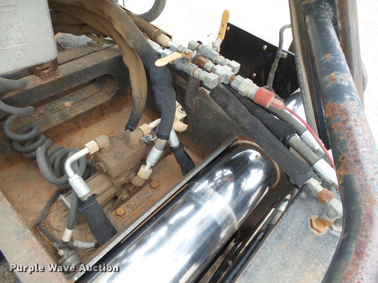 image for item DB0141 1999 Caterpillar AP-1055B paver