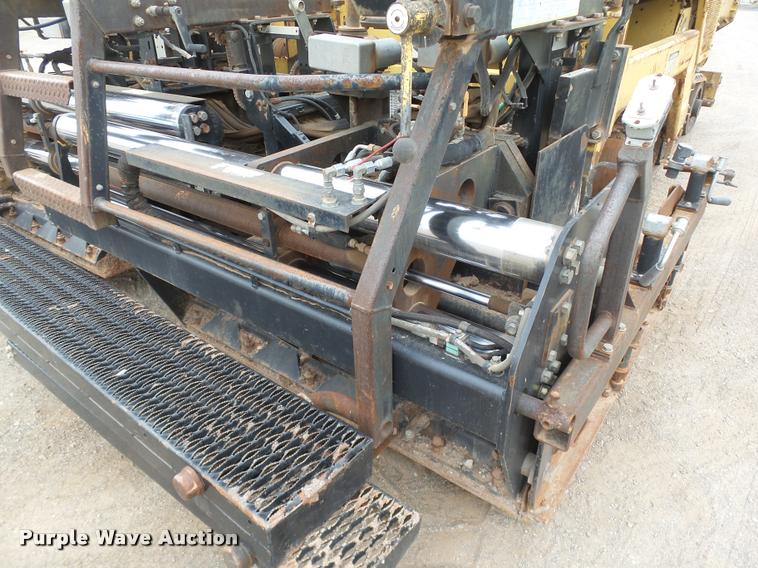 image for item DB0141 1999 Caterpillar AP-1055B paver
