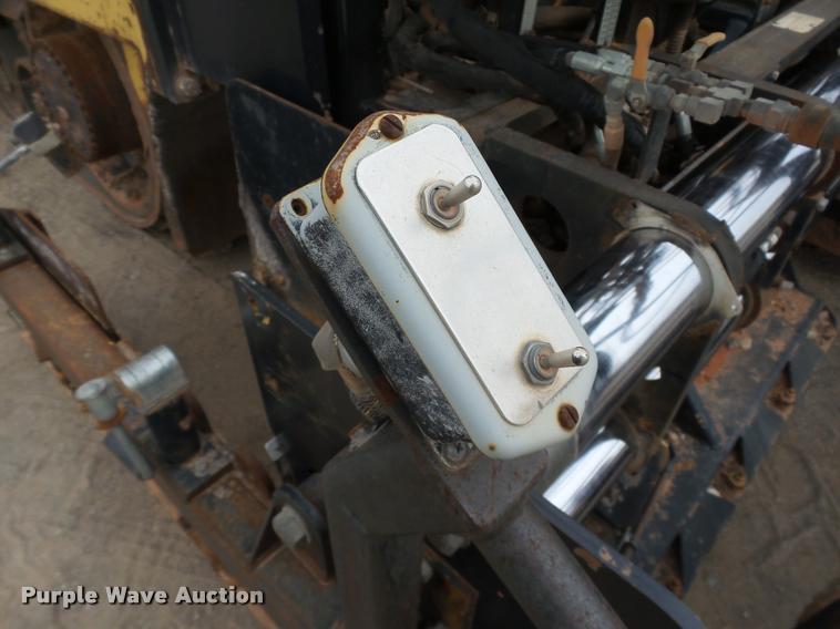 image for item DB0141 1999 Caterpillar AP-1055B paver