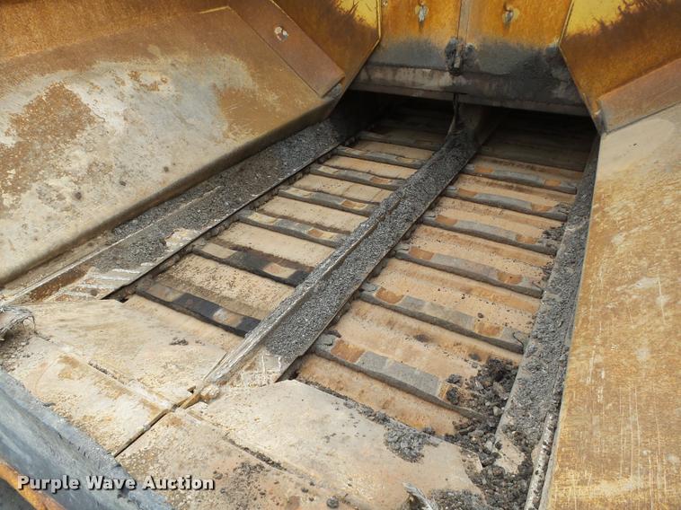 image for item DB0141 1999 Caterpillar AP-1055B paver