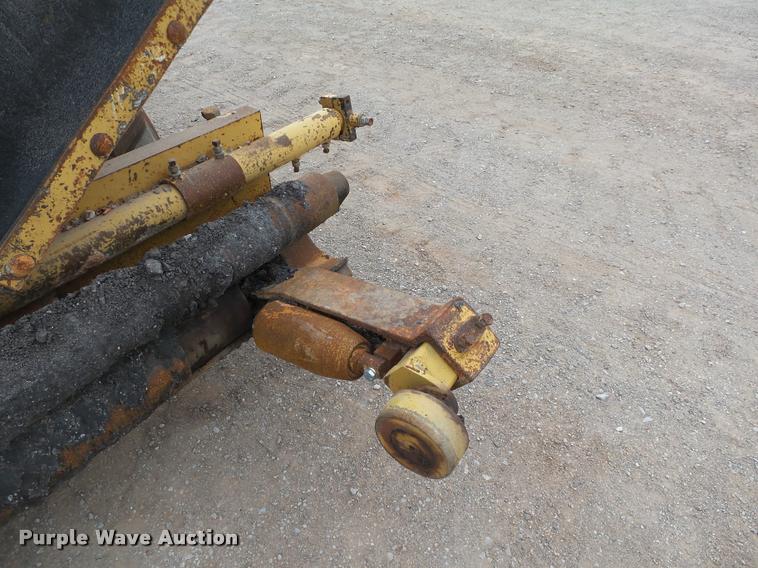 image for item DB0141 1999 Caterpillar AP-1055B paver