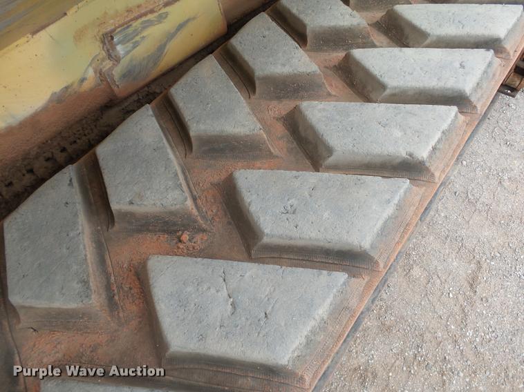 image for item DB0141 1999 Caterpillar AP-1055B paver