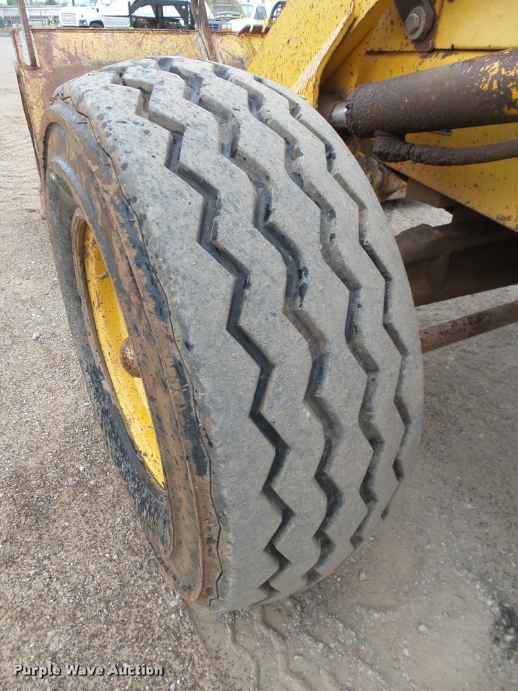 image for item DB0144 1986 John Deere 210C landscape tractor