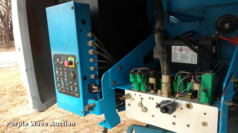 image for item DB0884 2005 Genie S60 boom lift