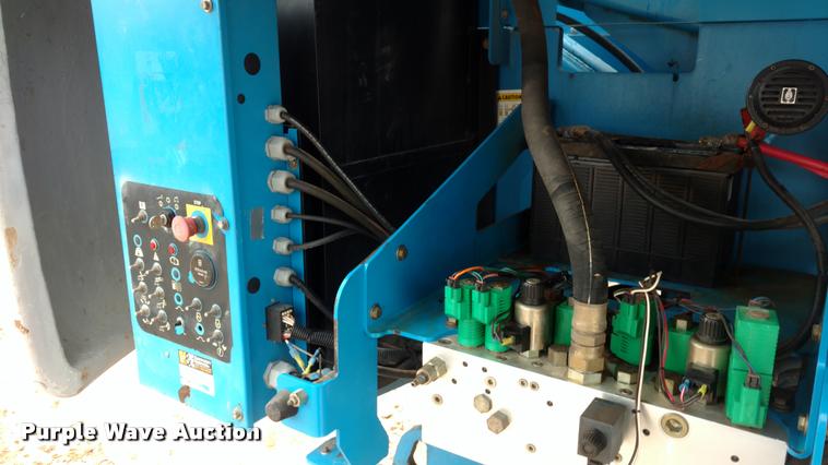 image for item DB0885 2005 Genie S65 boom lift