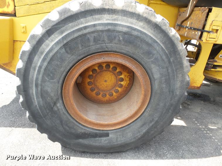 image for item K3307 2004 John Deere 624J wheel loader