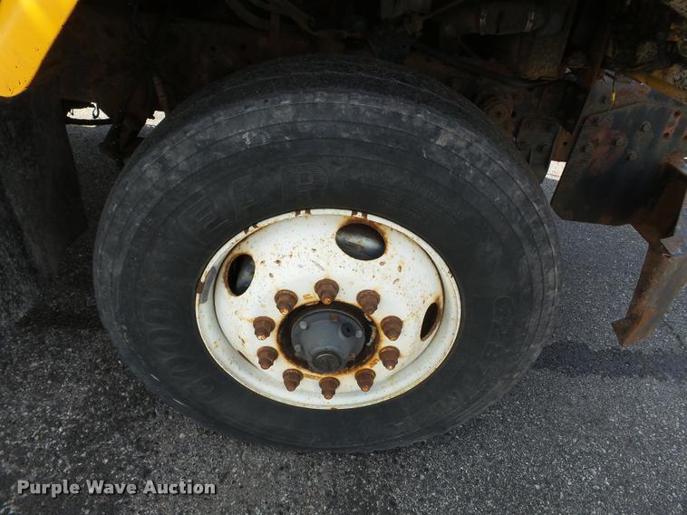 image for item K3308 2002 International 2554 dump truck