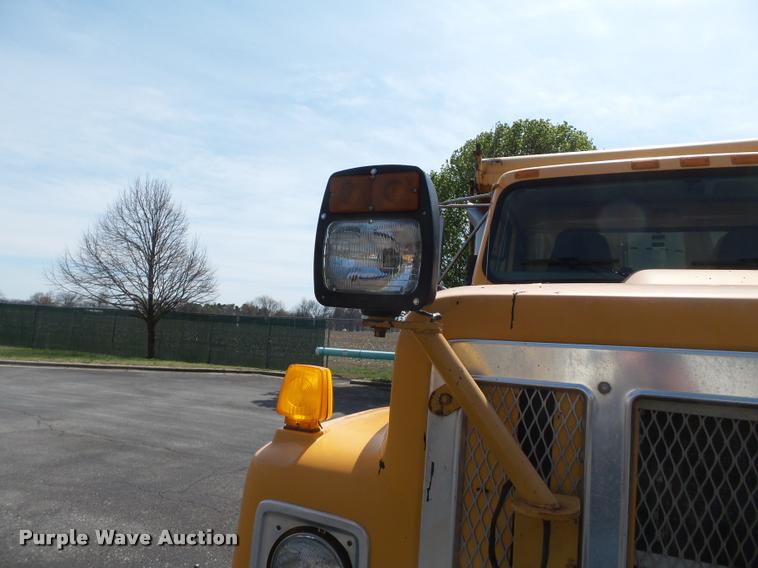 image for item K3308 2002 International 2554 dump truck
