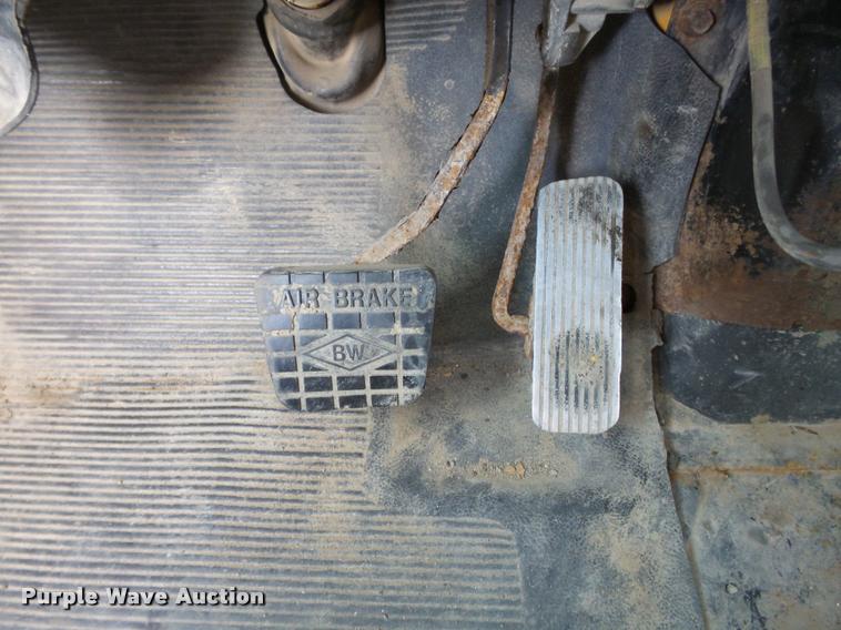 image for item K3308 2002 International 2554 dump truck