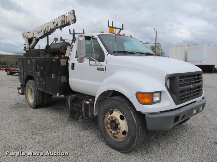image for item K4946 2002 Ford F650 Super Duty XL service truck with crane