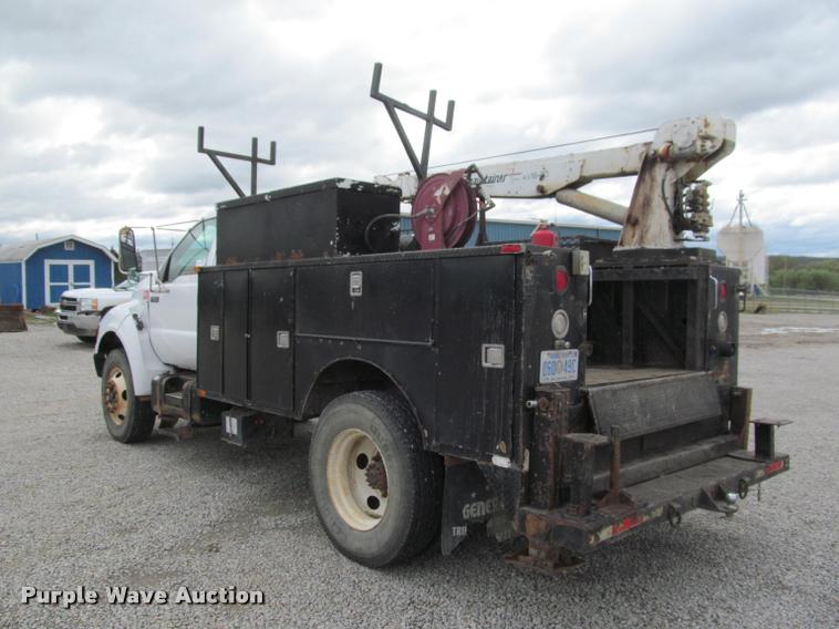image for item K4946 2002 Ford F650 Super Duty XL service truck with crane