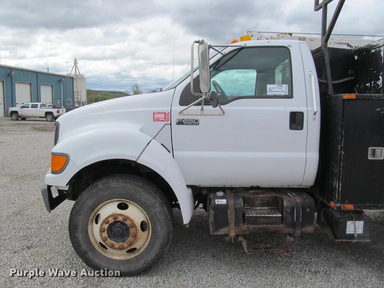 image for item K4946 2002 Ford F650 Super Duty XL service truck with crane