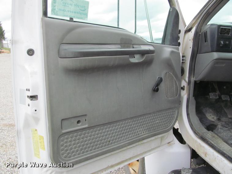 image for item K4946 2002 Ford F650 Super Duty XL service truck with crane