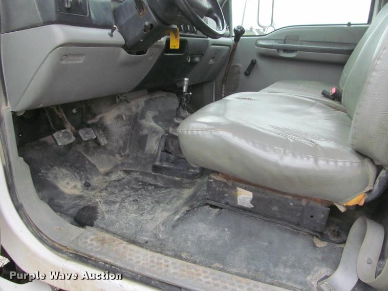 image for item K4946 2002 Ford F650 Super Duty XL service truck with crane