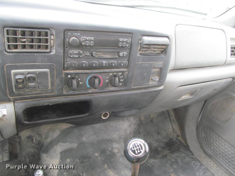 image for item K4946 2002 Ford F650 Super Duty XL service truck with crane