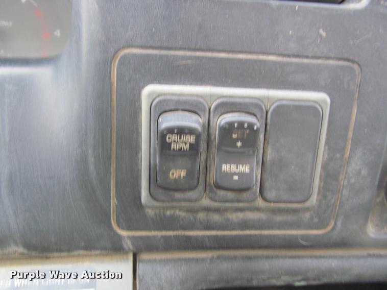 image for item K4946 2002 Ford F650 Super Duty XL service truck with crane