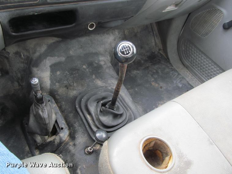 image for item K4946 2002 Ford F650 Super Duty XL service truck with crane