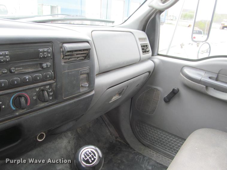 image for item K4946 2002 Ford F650 Super Duty XL service truck with crane