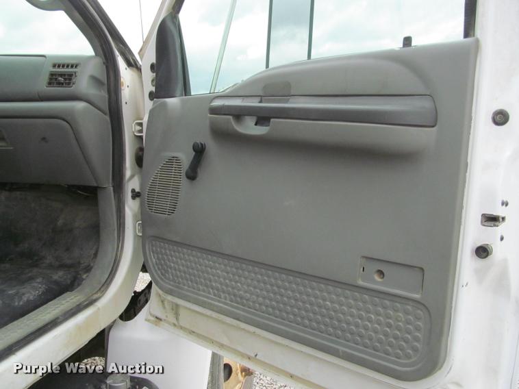 image for item K4946 2002 Ford F650 Super Duty XL service truck with crane