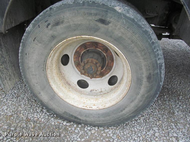 image for item K4946 2002 Ford F650 Super Duty XL service truck with crane