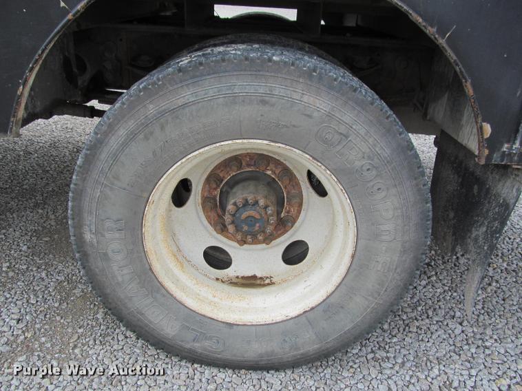 image for item K4946 2002 Ford F650 Super Duty XL service truck with crane