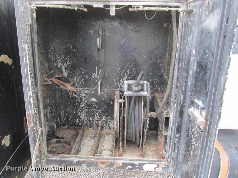 image for item K4946 2002 Ford F650 Super Duty XL service truck with crane