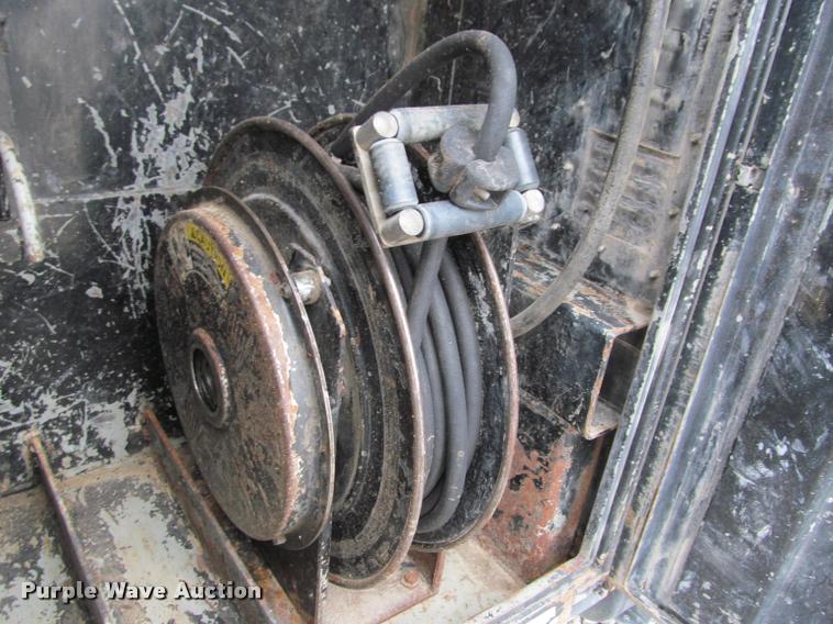 image for item K4946 2002 Ford F650 Super Duty XL service truck with crane