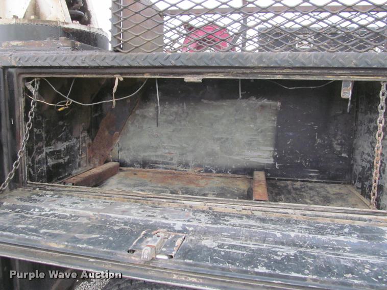 image for item K4946 2002 Ford F650 Super Duty XL service truck with crane