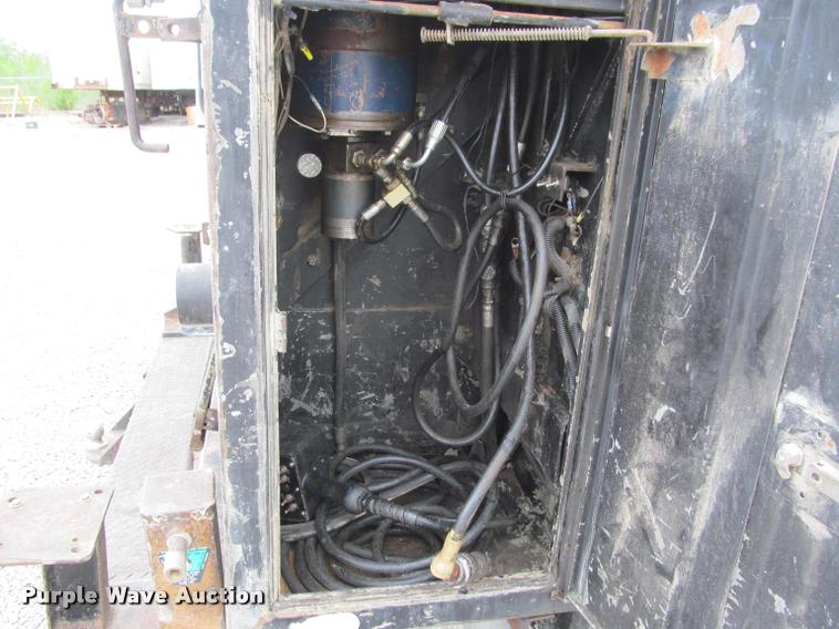 image for item K4946 2002 Ford F650 Super Duty XL service truck with crane