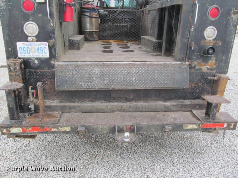 image for item K4946 2002 Ford F650 Super Duty XL service truck with crane