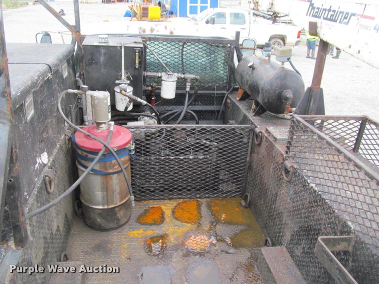 image for item K4946 2002 Ford F650 Super Duty XL service truck with crane