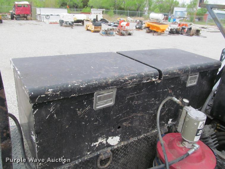 image for item K4946 2002 Ford F650 Super Duty XL service truck with crane