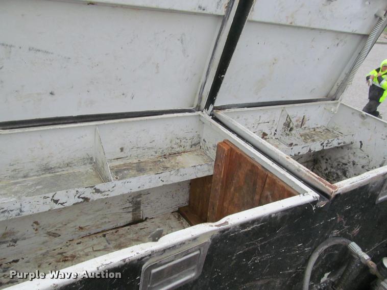 image for item K4946 2002 Ford F650 Super Duty XL service truck with crane