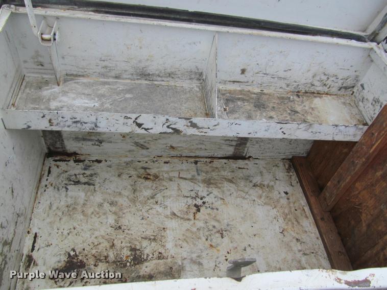 image for item K4946 2002 Ford F650 Super Duty XL service truck with crane