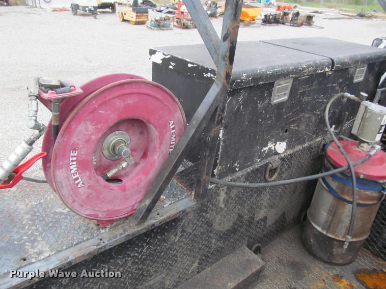 image for item K4946 2002 Ford F650 Super Duty XL service truck with crane