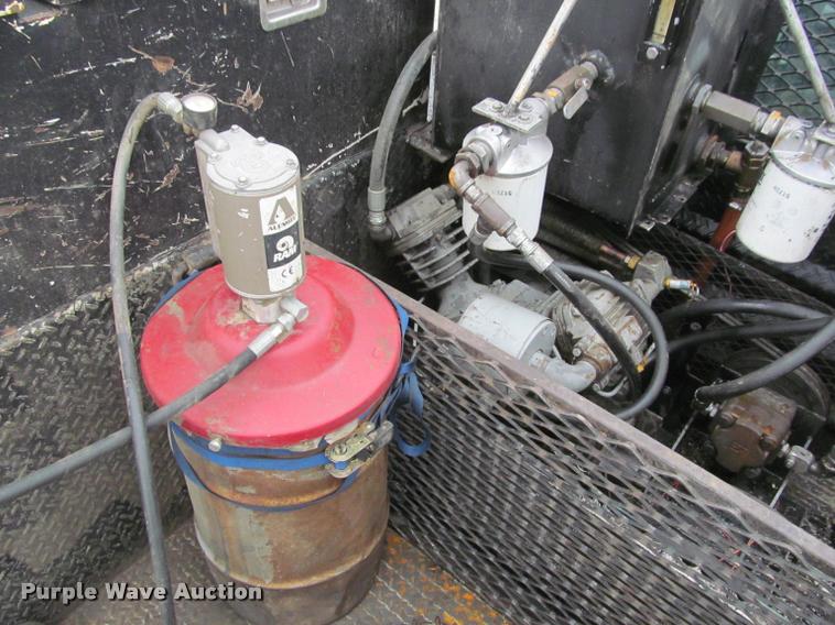 image for item K4946 2002 Ford F650 Super Duty XL service truck with crane