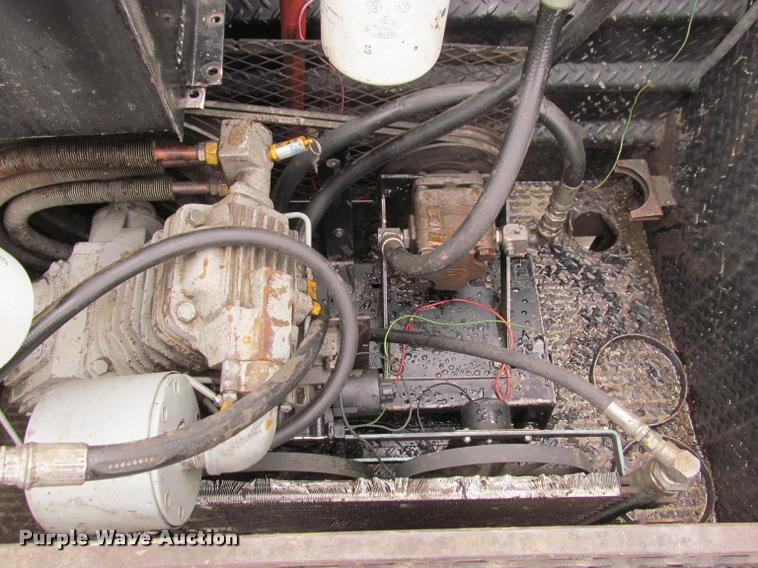 image for item K4946 2002 Ford F650 Super Duty XL service truck with crane