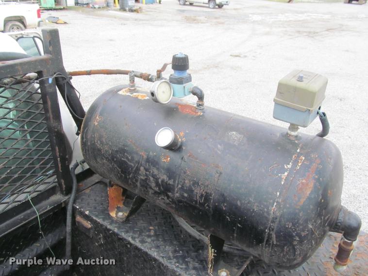 image for item K4946 2002 Ford F650 Super Duty XL service truck with crane