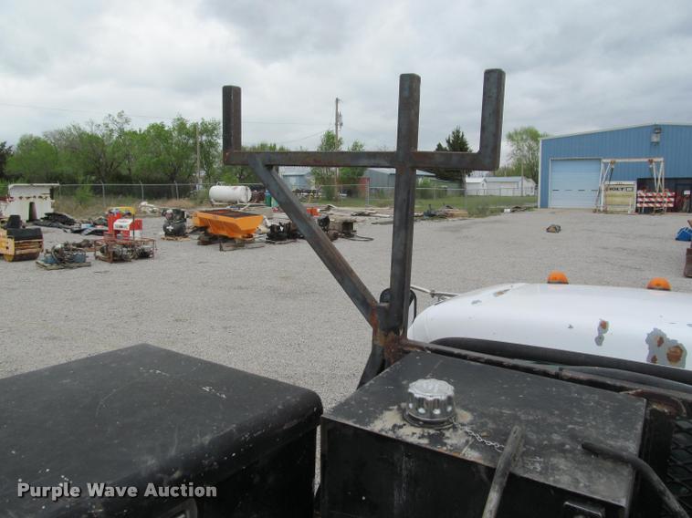 image for item K4946 2002 Ford F650 Super Duty XL service truck with crane