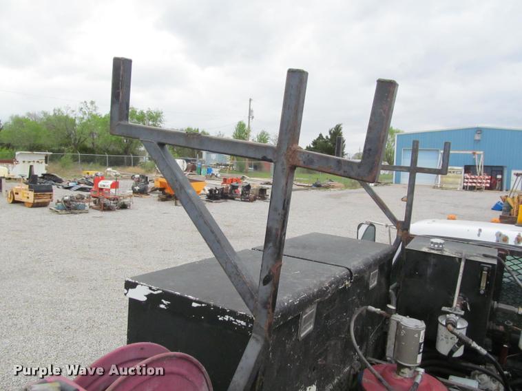 image for item K4946 2002 Ford F650 Super Duty XL service truck with crane