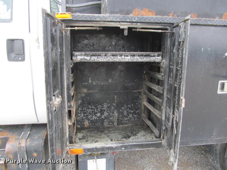 image for item K4946 2002 Ford F650 Super Duty XL service truck with crane