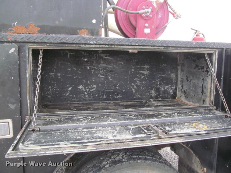 image for item K4946 2002 Ford F650 Super Duty XL service truck with crane