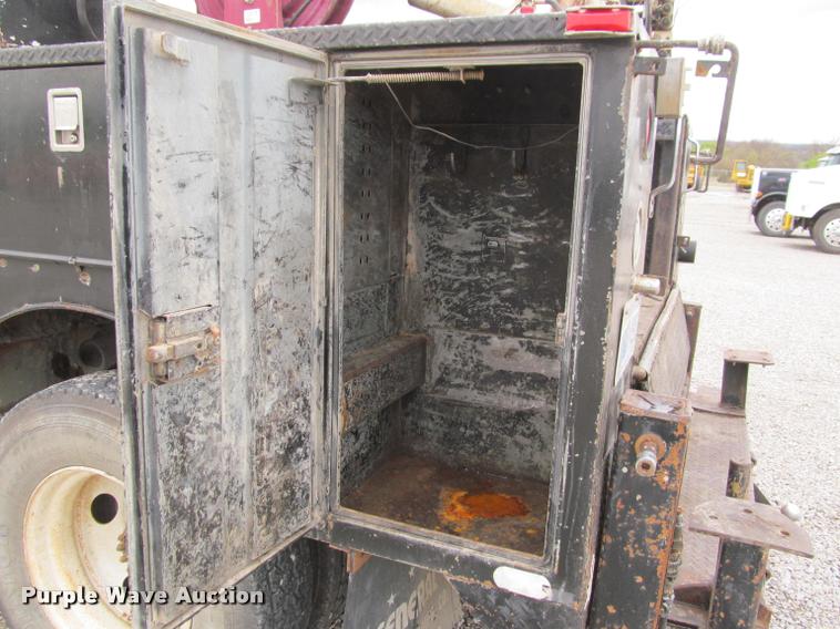 image for item K4946 2002 Ford F650 Super Duty XL service truck with crane