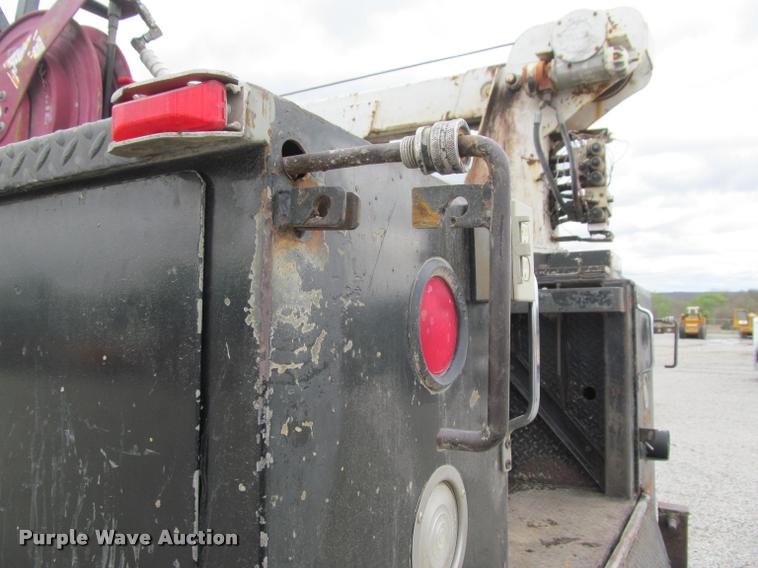 image for item K4946 2002 Ford F650 Super Duty XL service truck with crane