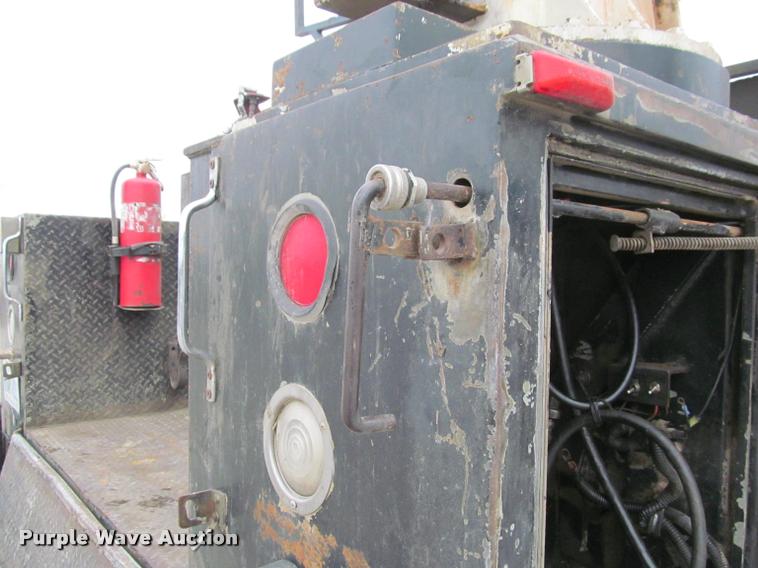 image for item K4946 2002 Ford F650 Super Duty XL service truck with crane