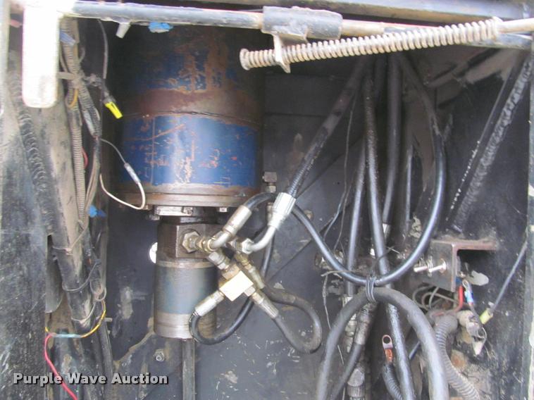 image for item K4946 2002 Ford F650 Super Duty XL service truck with crane