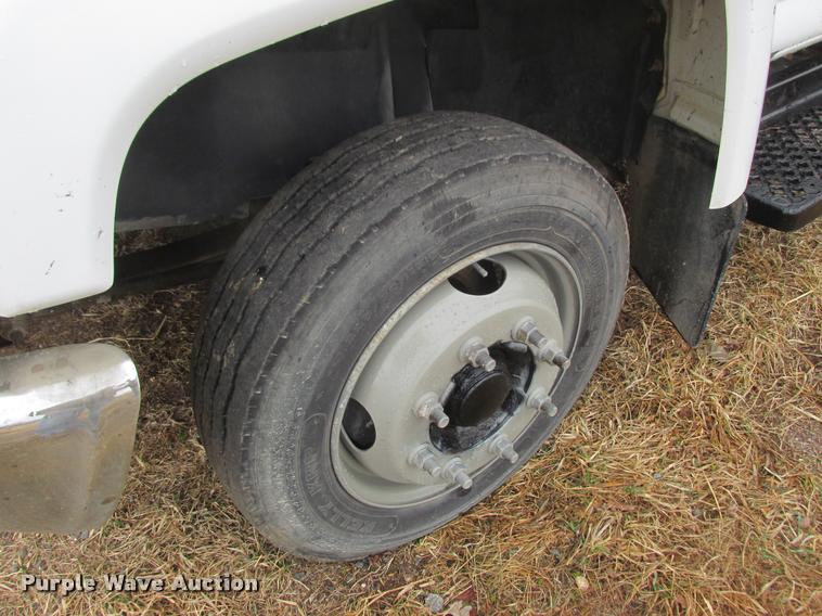 image for item K6158 2003 Chevrolet C5500 flatbed truck