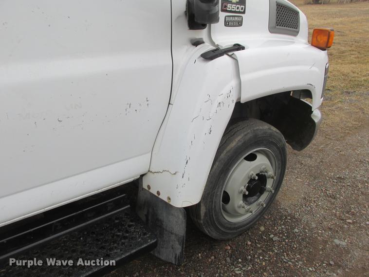 image for item K6158 2003 Chevrolet C5500 flatbed truck