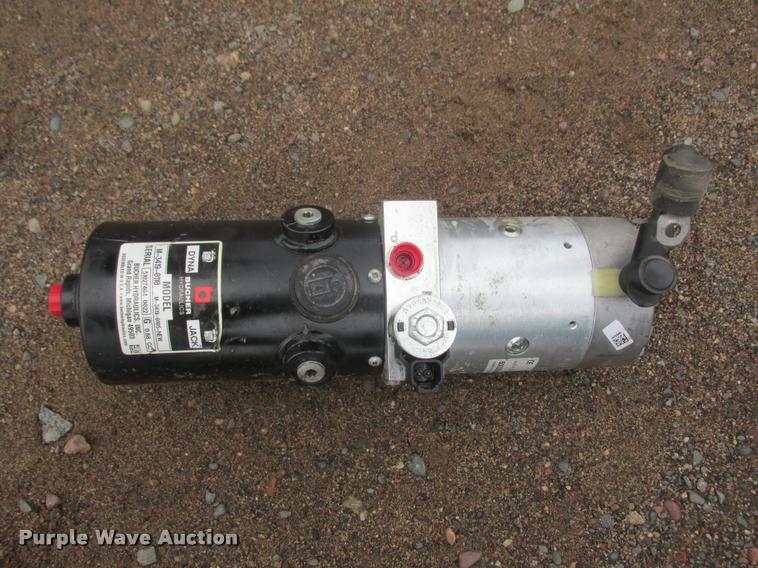 image for item K6158 2003 Chevrolet C5500 flatbed truck